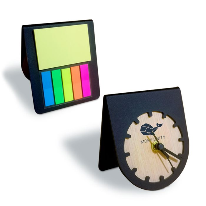 שעון ממותג ומצד שני דפי ממו ודגלונים