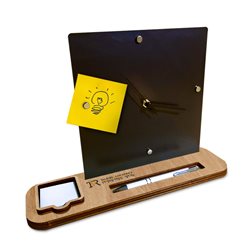 שעון שולחני עשוי עץ ופלסטיק בשילוב לוח מגנטי